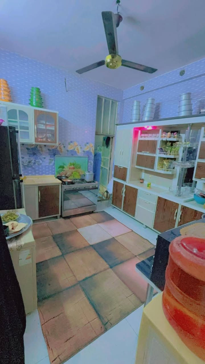 نص قطعه قطاع 15ع شارع 60
شارع تجاري 
+الطابق ل اول بي ستقبال +حولي +مطبخ +حمام +ترك 
الطابق الثاني ثنين غرف وملحقاتهم 

الستفسار  ***********
