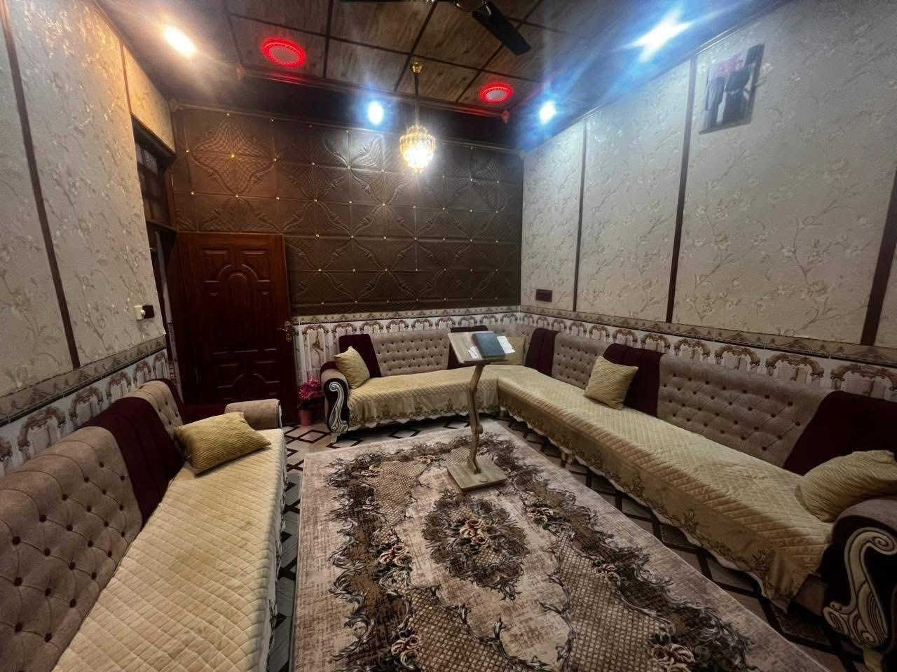 � للبيع بيت في ديالى / الخالص – حي الخويلص

📏 المساحة: 300 متر
🏠 مساحة البناء: 200 متر
📜 الملكية: طابو ملك صرف

يتكون البيت من طابقين + بيتونة (طابق ثالث صغير):

🔹 الطابق الأرضي:

 • غرفتين نوم
 • صالة واسعة
 • مجمع صحيات
 • مطبخ حار وبارد
 • استقبال 
  •  وهول
 • ممر فاصل بين الهول والاستقبال
•حديقة خلفية 

🔹 الطابق الثاني:

 • ثلاث غرف نوم
 • صالة
 • سطح واسع
• مجمع صحيات 
🔹 الطابق الثالث (البيتونة):

📍 الموقع مميز وهادئ في حي الخويلص – قريب من الخدمات والمدارس والأسواق.

📞 للتواصل والاستفسار:
(‏‪***********
