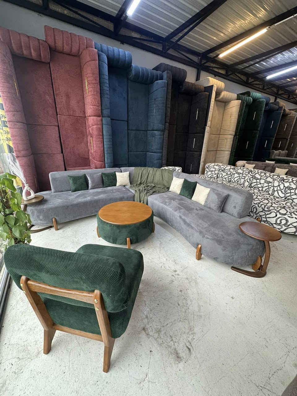 كورنر +كرسي اضافي +طبله وسطيه
قياس  310*310 
السعر السابق مليون و100 
السعر الحالي 980 الف فقط 😱
للحجز *********** 
***********
