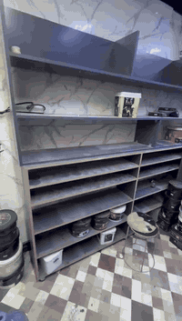 رفوف محل للبيع مستعمله استعمال قليل جدا سعر ٧٥٠ تواصلو مع هذا رقم 0783...