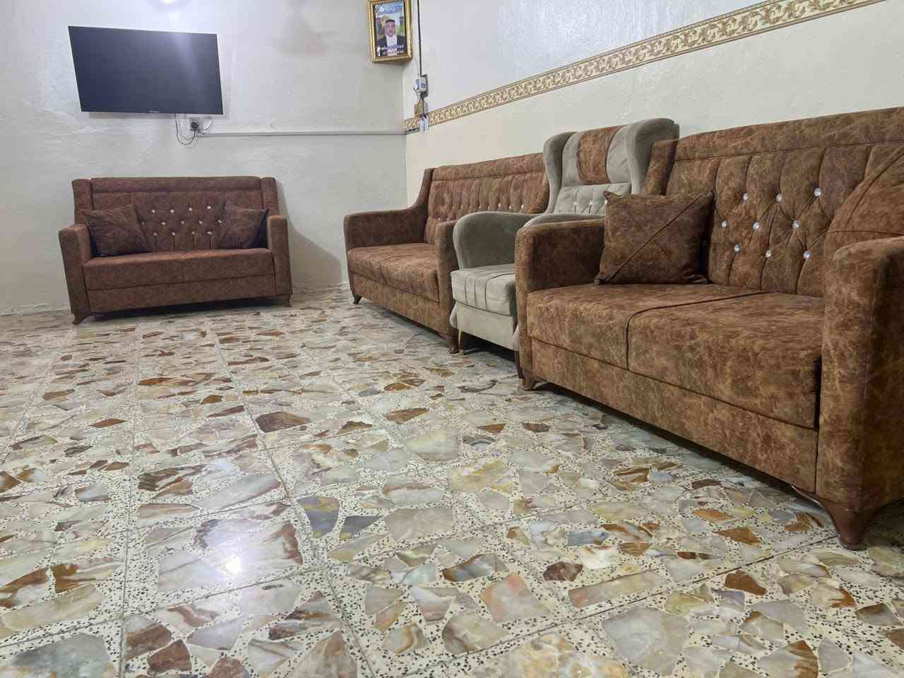 تخم 14نفر تسكام خشب اسود كل التخم إسفنج مميز التخم مستخدم شي قليل نضيف كل ضرر مابي المكان القاسم السعر خاص ومناسب ***********
