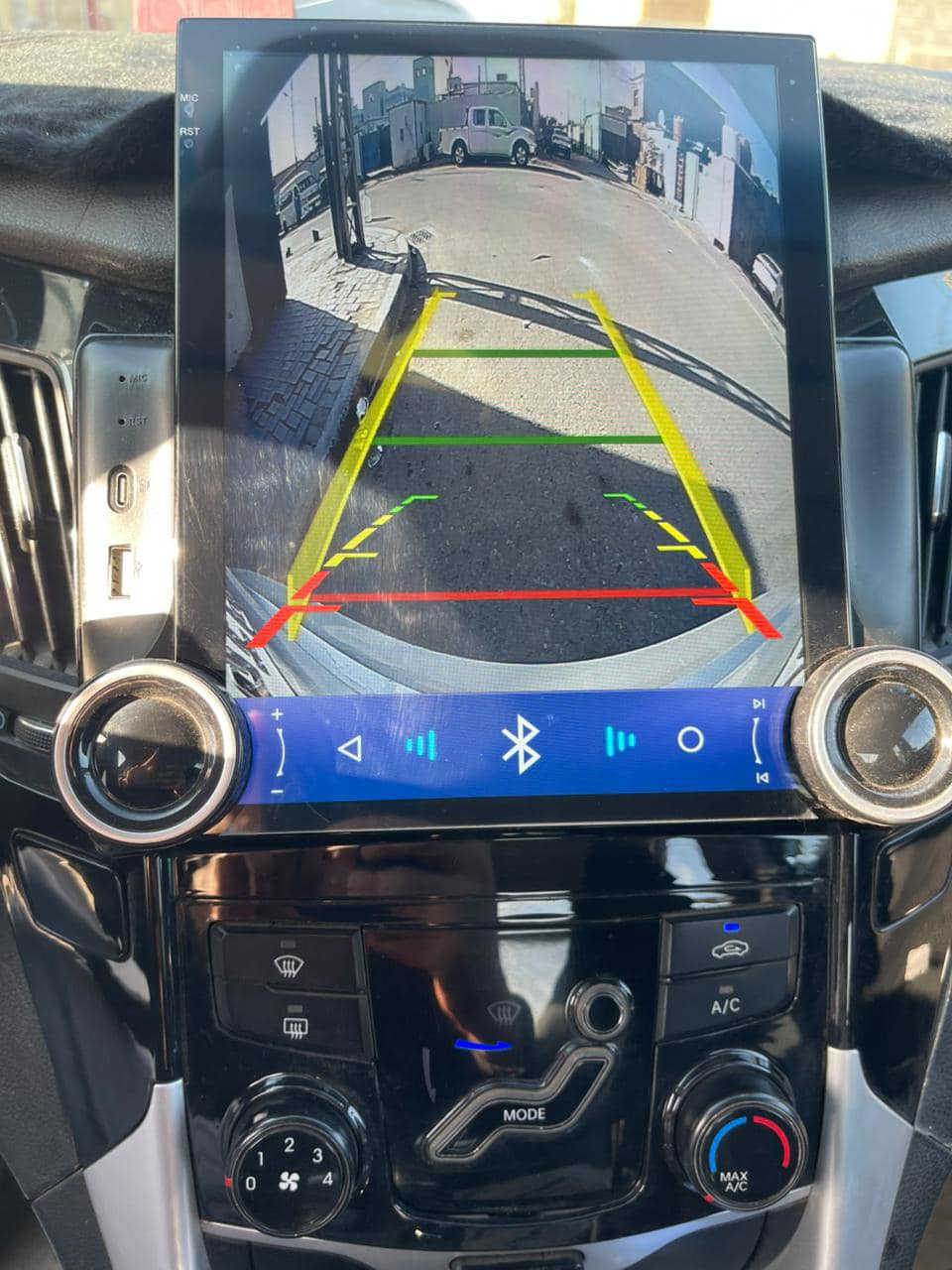 سلام عليكم ورحمة الله وبركاته 
سوناتا مديل 2013 وارد كوري كفاله ما عدة القمارة لان چان بيهه فانوص تكسي قبل وملغي ومسوين القمارة درجة اولى يعني مصبوغة مكينة 2000 دوش السيارة جديدة بمعنى الكلمة عليهه اظافات شاشة كبيرة وكاميرا خلفية لايت زنون اصلي دوشمة كامله من الداخل تخم تاير جديد السيارة رقم وسنويه جديد قبل اسبوع كملتهه السيارة جاهزة وكاملة 
العنوان البصرة/ التحسينية/ التلفون ***********
السعر (( 117 وبيهه مجال ))
