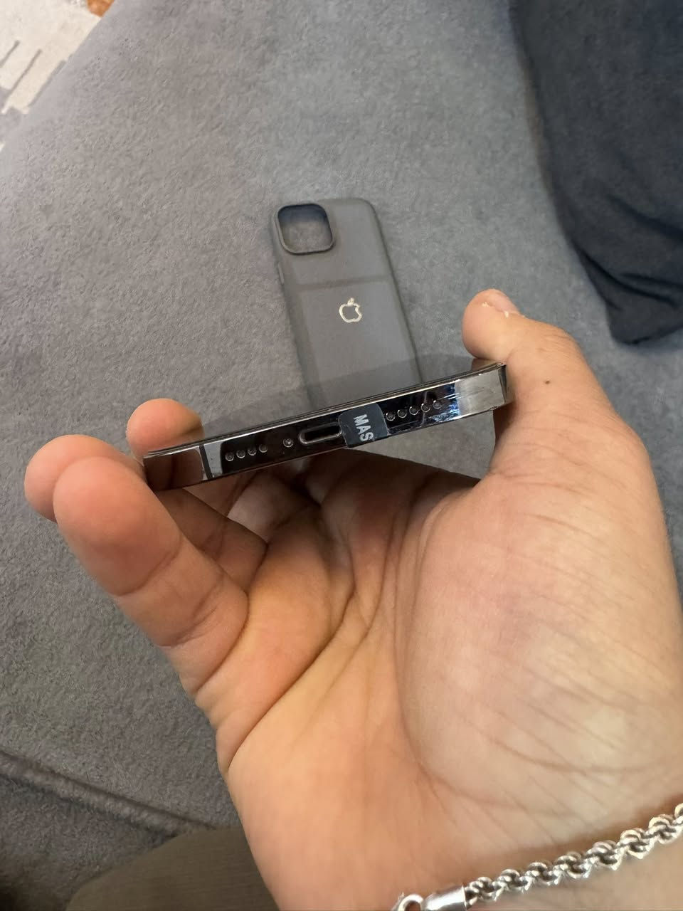 ايفون 13 برو ماكس ذاكره 256..بطاريه 84 تقره بلحسابه نفس عدادات الجهاز نضافه 98 تفاصيل اكثر خاص او ***********
