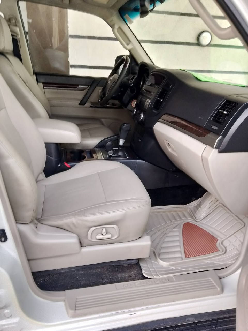 سلام عليكم باجيرو موديل 2014سياره جديد مكفول كفاله عامه فول مواصفات حبتور  رقم  الهاتف *********** مكان بغداد الشعب
