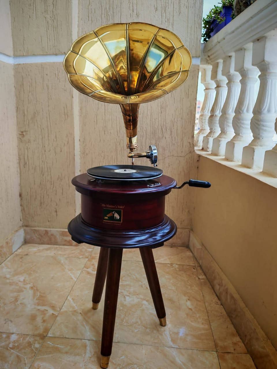 جرامفون هيز مستر فويس يعمل يدوى بالمنفله ماكينه ٢ زنبلك بوق نحاس مذهب ارتفاع ١١٠ سم


**إذا كنت صاحب هذا الإعلان وتريد حذفه لأي سبب، رجاءا أرسل رسالة إلى الدعم الفني**