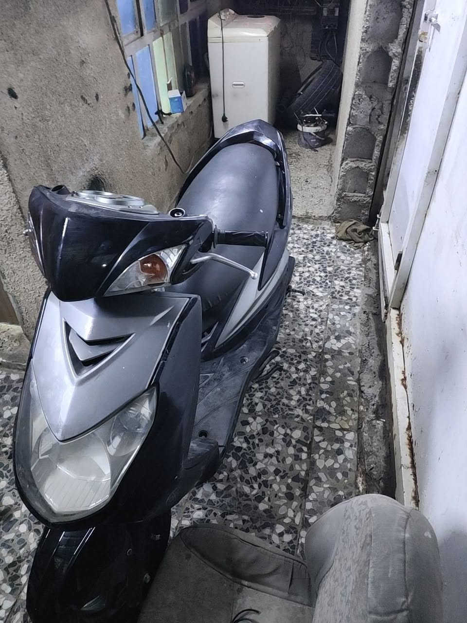 السلام عليكم دراجه سكنس فحل دراجه نظيفه مكينه لا تنقيص ولا تبخير كفرات اصليه  السعر 650  أو بيها مجال  العنوان الشعب نهاية الفورتات رقم ***********
