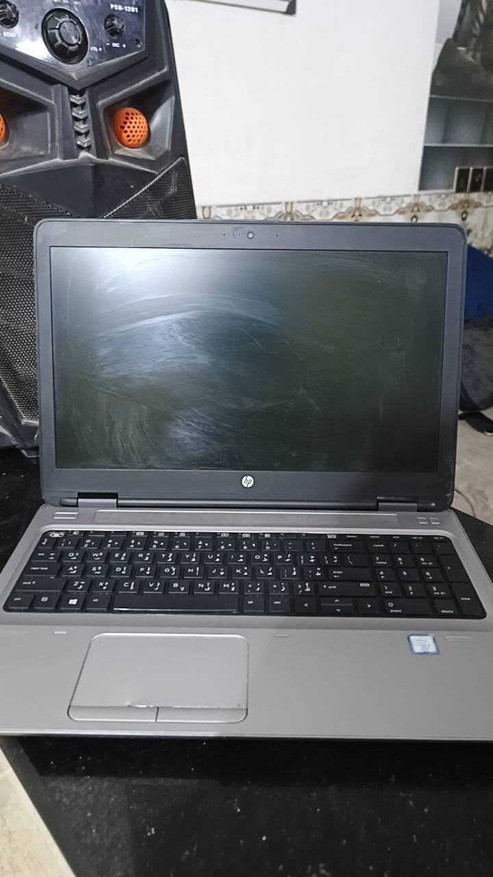 السلام عليكم 
حاسبه للبيع السعر 200الف بغداد 
المواصفات ✅

 

• حجم و وضوح الشاشة : 39.62 cm (15.6 in) diagonal HD SVA eDP anti-glare slim, 220 nits, 45% NTSC for two WLAN antennas (1366 x 768)

 

• المعالج : Intel Core i5-6300U (2.4 GHz, up to 3 GHz with Intel Turbo Boost Technology, 3 MB cache, 2 cores) الجيل السادس 
كيبورد عربي و انكليزي ليزري

• قارئ رام تلفون

• قارئ شريحة تلفون

• واي فاي - بلوتوث

• حساس صوت

• حساس انارة

• كامرة 720p HD

• ديفيدي رايتر (ناسخ اقراص)

• بطارية طويلة العمر

‏• نظام التشغيل Active windows 11/10
المنافذ

‏Display port , 2X USB 3.0 , USB Type-C charging , VGA , LAN , SD Card , Sim Card , docking connector , Headphone/microphone combo jack


**إذا كنت صاحب هذا الإعلان وتريد حذفه لأي سبب، رجاءا أرسل رسالة إلى الدعم الفني**