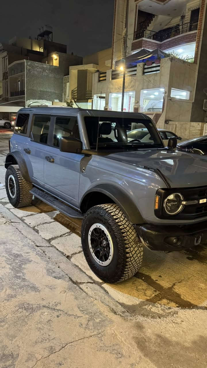 السلام عليكم فورد برونكو اللون بلو جاينيز  محرك v6-2.7 السيارة 5 دكمة فول مواصفات تدفئة كشنات جلد رادارات امامي وجانبي ماشية 40 mi 
 موديل 2023 مكان السياره بغداد 
السيارةكلش جديدة ويدون اي نقص وبدون شخوط 
حادث جانبي جاملغ خلفي وبابين بجم كبس
 السعر 33800 الف دولار وبيها مجال
 رقم الهاتف ***********
تواصل ويايه وادزلك كلشي ومتوفر سونار حديث
