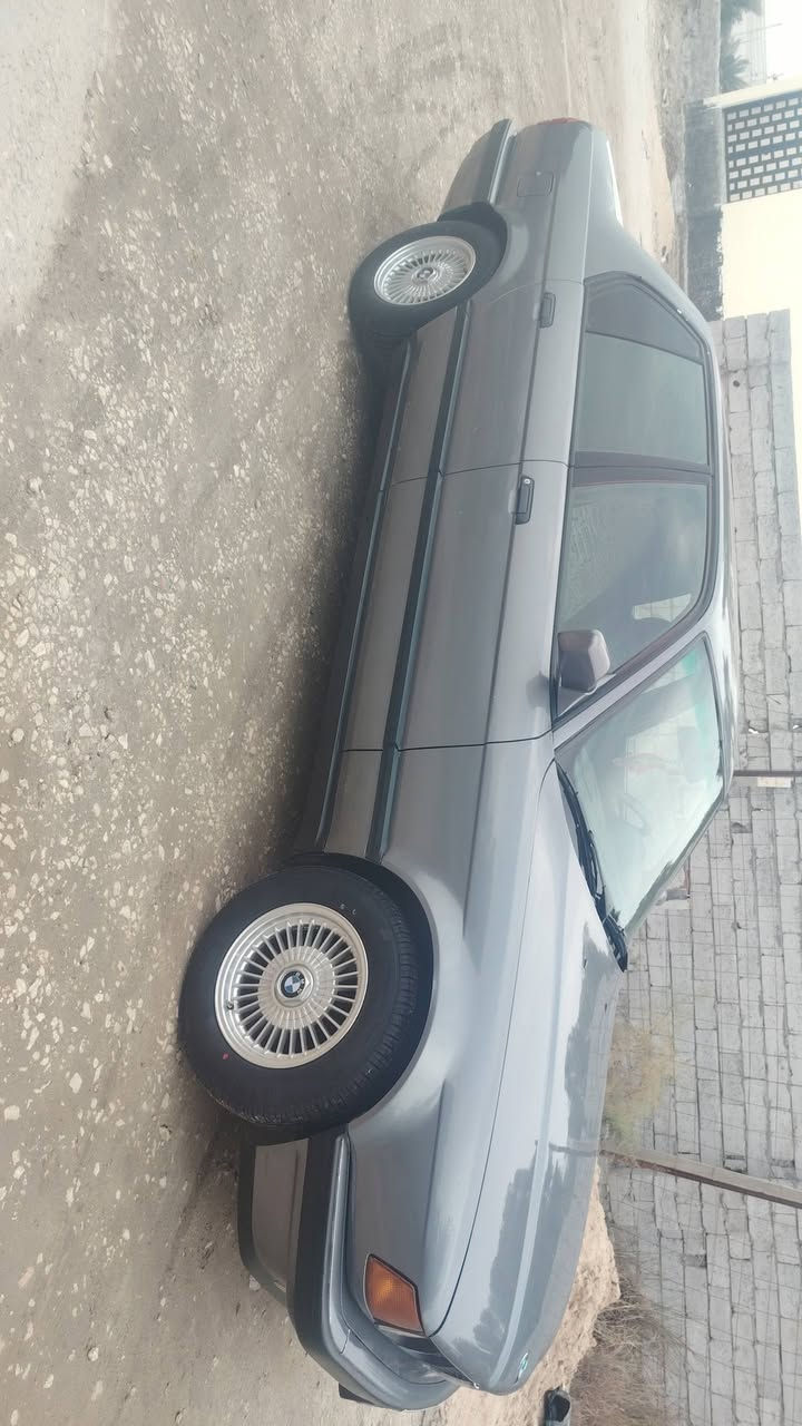 السلام عليكم ورحمة بيم لبيع حجم ٧٣٠ مفتوح سياره ابلادي محرك وكير وحداديه خير من الله السياره جديده  الموديل ٩٢ السعر ٦٨ وبيها مجال قليل ***********
