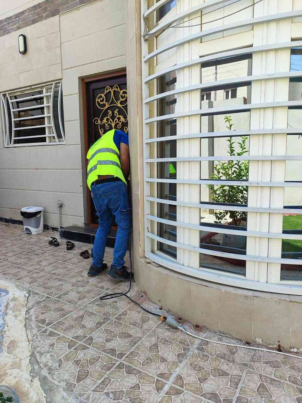 الأرضة (المعروفة أيضًا بالنمل الأبيض) من أخطر الحشرات التي تهاجم البيوت والأبنية لأنها تتغذى على السليلوز الموجود في الخشب والأثاث والكتب وحتى بعض المواد الورقية. أضرارها عادة تكون خفية وصامتة لسنوات قبل أن تظهر بوضوح. أهم أضرارها:
1. تدمير الأخشاب
 • تأكل الأبواب والشبابيك والأثاث الخشبي من الداخل، حتى يبدو سليمًا من الخارج وهو فارغ وضعيف من الداخل.
 2. إضعاف المباني
 • قد تهاجم الأرضة الأساسات والأخشاب الإنشائية (مثل الأسقف والسقوف المستعارة والدعائم الخشبية)، مما يسبب ضعفًا في البناء وخطورة على سلامته.
 3. إتلاف الكتب والأوراق
 • تتغذى على الكتب، الكراتين، والمستندات المخزنة لفترات طويلة.
 4. التأثير على المحاصيل
 • بعض الأنواع تهاجم جذور الأشجار والنخيل والمحاصيل الزراعية مما يؤدي إلى جفافها أو موتها.
 5. خسائر اقتصادية كبيرة
 • تكاليف إصلاح الأثاث أو إعادة البناء قد تكون عالية جدًا، خصوصًا إذا لم يتم اكتشاف الإصابة مبكرًا

شركه الجوهرة 
***********
الأرضة (المعروفة أيضًا بالنمل الأبيض) من أخطر الحشرات التي تهاجم البيوت والأبنية لأنها تتغذى على السليلوز الموجود في الخشب والأثاث والكتب وحتى بعض المواد الورقية. أضرارها عادة تكون خفية وصامتة لسنوات قبل أن تظهر بوضوح. أهم أضرارها:
