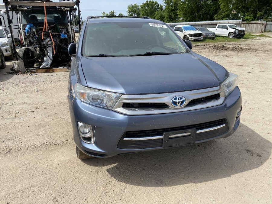 *تويوتا هايلاندر 2013 هايبرد فل كامل – سيارة الدفع الرباعي الفاخرة والاقتصادية*

*المواصفات:*
- *المحرك:* هايبرد 3.5 لتر V6، قوة 280 حصان
- *الناقل:* أوتوماتيك 5 سرعات
- *الدفع:* AWD رباعي مستمر
- *اللون:* بحري
- *الاستهلاك:* 15-18 كم/لتر

*المميزات:*
- مقاعد جلدية فاخرة وقابلة للتدفئة
- شاشة ترفيه 7 بوصة (نظام الملاحة + بلوتوث + USB + AUX)
- نظام صوتي JBL 9 سماعات
- تكييف مزدوج
- فتحة سقف بانوراما
- جنوط 18 بوصة
- نظام أمان متقدم

*السعر:* 11,000 دولار أمريكي
*الموقع:* صنعاء

#تويوتا_هايلاندر #2013 #هايبرد #فل_كامل #سيارة_دفع_رباعي #صنعاء
للتواصل 775017274
صاحبها محتاج


**إذا كنت صاحب هذا الإعلان وتريد حذفه لأي سبب، رجاءا أرسل رسالة إلى الدعم الفني**