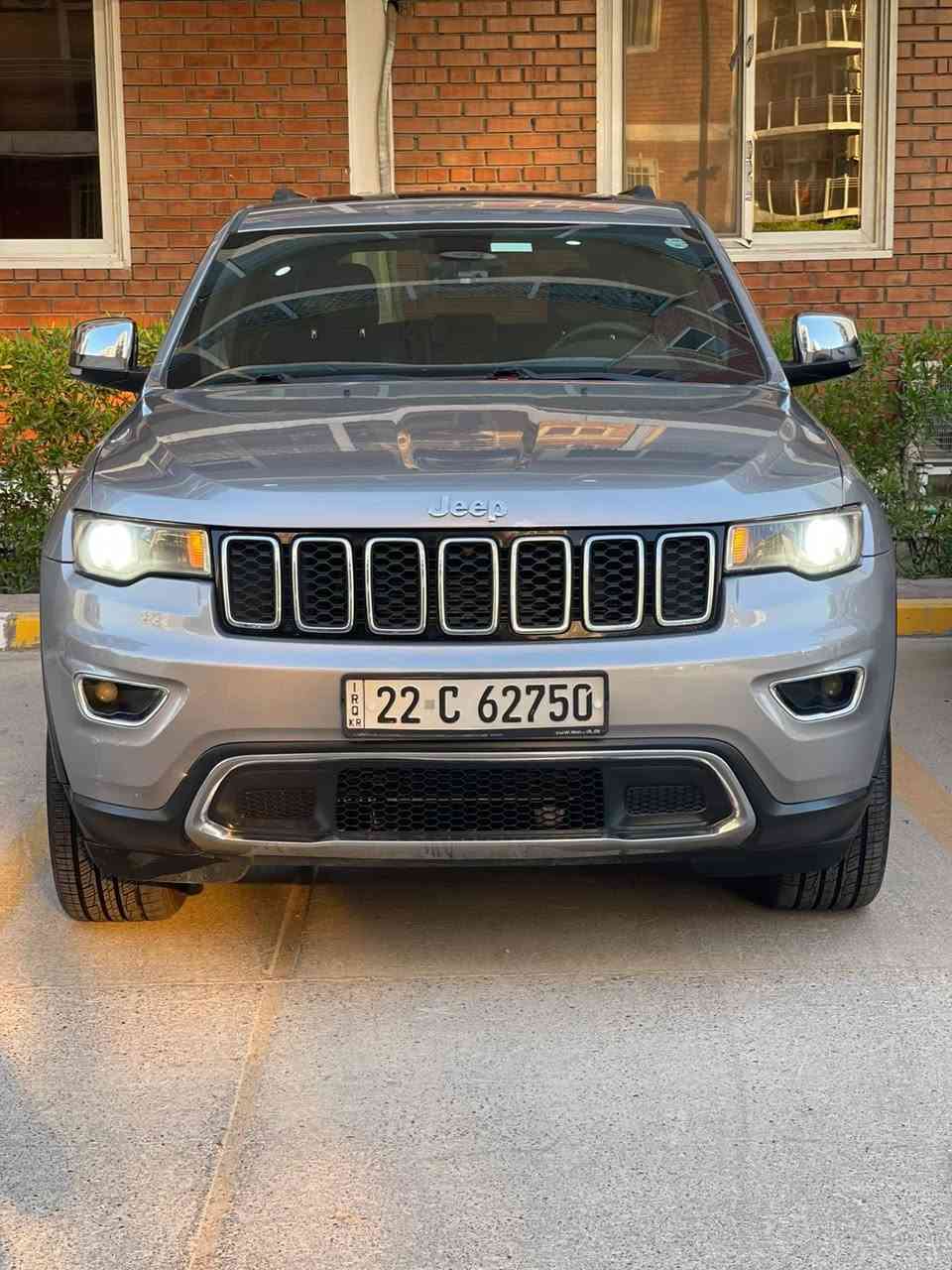 للبيع    جيب 2018 لاريدو
* شاشة Uconnect مقاس 7 إنج  
* Apple CarPlay
* Android Auto
* بلوتوث
* كاميرا خلفية
* مثبت سرعة
* تشغيل بدون مفتاح
* مكيف أوتوماتيك 

* ABS
* ESP مانع الانزلاق
* Traction Control
* وسائد هوائية متعددة

. المواصفات :
1-اللون : رصاصي 
2-المحرك :3600/6V
3-الرقم : اربيل
4-اوتو ستوب 
5-الداخل اسود 
6-مقاعد جلد 
7-الويل حجم 20
8- التشغيل عن بعد 
9-حساس خلفي 
10-رادار خلفي 
11-المقاعد الأمامية كهربائية 
12-تبريد قطعتين 
13-بصمه أبواب 
14-العداد 96 الف ميل 
15-الضرر: ربع باب خلف الراكب 
السعر :217 ورقه 
المكان : بغداد 
للأستفسار : ***********
مكان السياره مجمع ايادي العدل السكني

