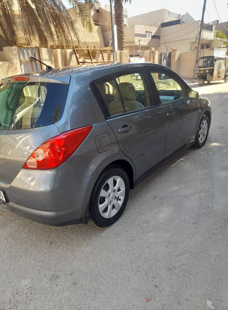 السلام عليكم نيسان تيدا خليجي موديل ٢٠٠٧  سنويه لغايه ٢٦ هزه وفحص لغايه شهر السابع ٢٦ صبغ عام اثر جراد مكفول من الضربه محرك  ١٨٠٠ كير رياضي مكفولات تبريد شغال مبدلين صدر أمامي وخلفي واذان محرك ودجه كير +بلكات نوزلات فيت بم تخم تاير جديد كهربائيات كلها شغاله سياره جاهزه متصرف عليها دينار بغداد الغزالية*********** سعر٧٢ بغداد, العراق
