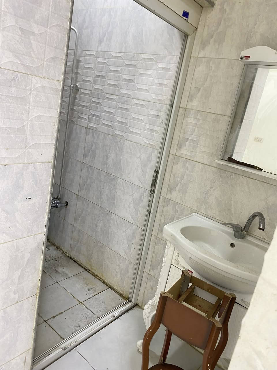 بيت للأيجار بحي المهندسين بالمربع الذهبي قريبه على شارع جاسم ابو التريلات وقريبه على مركز المخدرات مال حي المهندسين متكونه من غرفه كبيره وصاله مفتوحه على المطبخ واستقبال خارجي وحمام داخلي وخارجي لتفاصيل اكثر خاص***********
