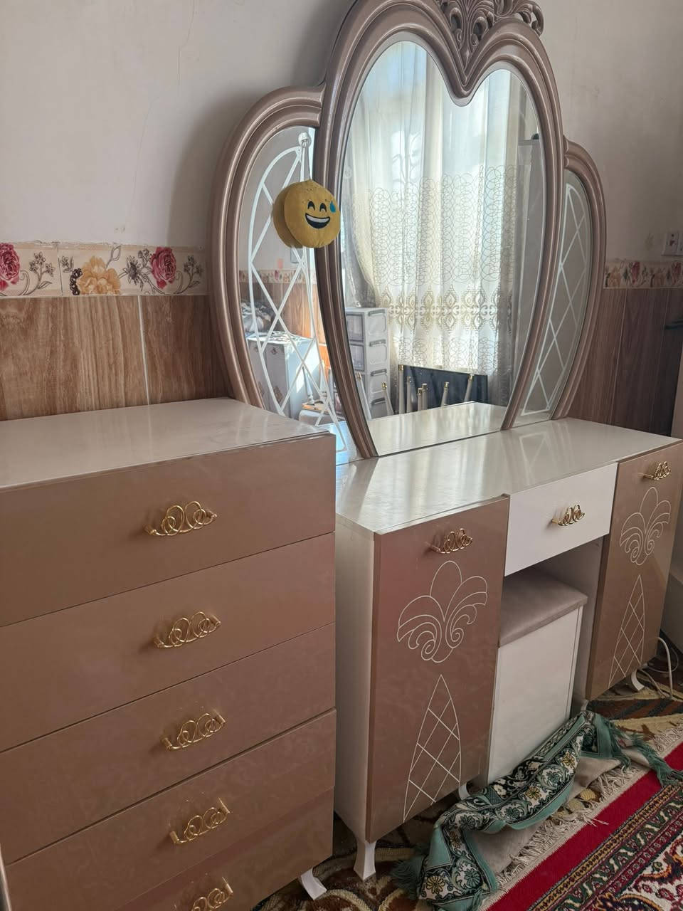 غرفه اخو الجديده مكونه من ٩ قطع مثل ما موضح ب صوره سعرها مليون وبيها مجال ***********
