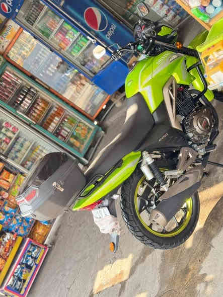 السلام عليكم دراجة SHINING
2023 رقم كربلاء انكليزي لون اخضر حجم المحرك ٢٥٠ 
(٦) كير ماشيه ٦٠٠٠ سنويه بأسمي السعر ٢٦٥٠ وبيه مجال العنوان كربلاء باب طويريج قبل الكراج الموحد 
***********
