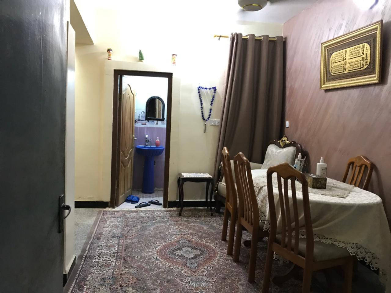 🏡بيت للبيع 📍في ضباط القاهرة في المنطقة المقابلة لمول القاهرة موقع جداً مميز وقريب ع الشارع العام مساحته ١٣٣م واجهة ٦ ونزال ٢٢ 

📌البيت يتكون من طابقين 
الطابق الثاني عبارة عن شقة معزولة بناء حديث تتكون من (صالة ومطبخ وغرفة وصحيات مع درج وباب معزول )
والطابق الارضي يتكون من (ثلاث غرف ومطبخ وصاله وهول 
وصحيات )

الاستفسار ع هذا الرقم

0773 239 4615
