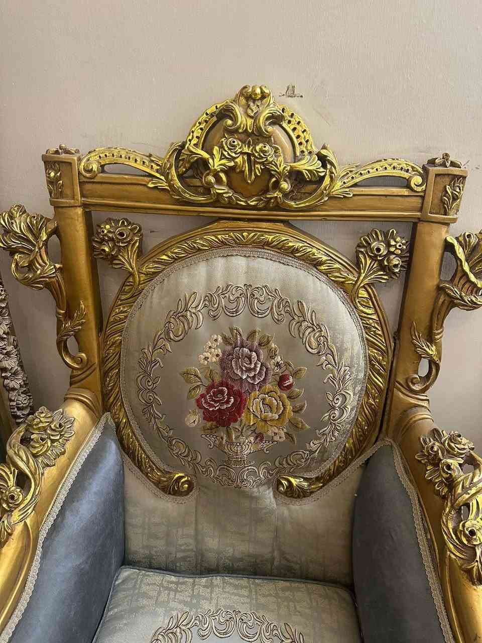 تخم زان مصري ملكي للبيع عدد المقاعد ١٢ مع طبلة وسطية كبيرة مع طبلات صغيرة عدد ٢ مرمر 
الخشب ثقيل جدا وتكمة والتخم يحتاجلة دوشمة جديدة سبب البيع ضيق المكان السعر ٦٠٠ الف العنوان بغداد راسلني عالخاص اذا جاد بالشراء


**إذا كنت صاحب هذا الإعلان وتريد حذفه لأي سبب، رجاءا أرسل رسالة إلى الدعم الفني**
