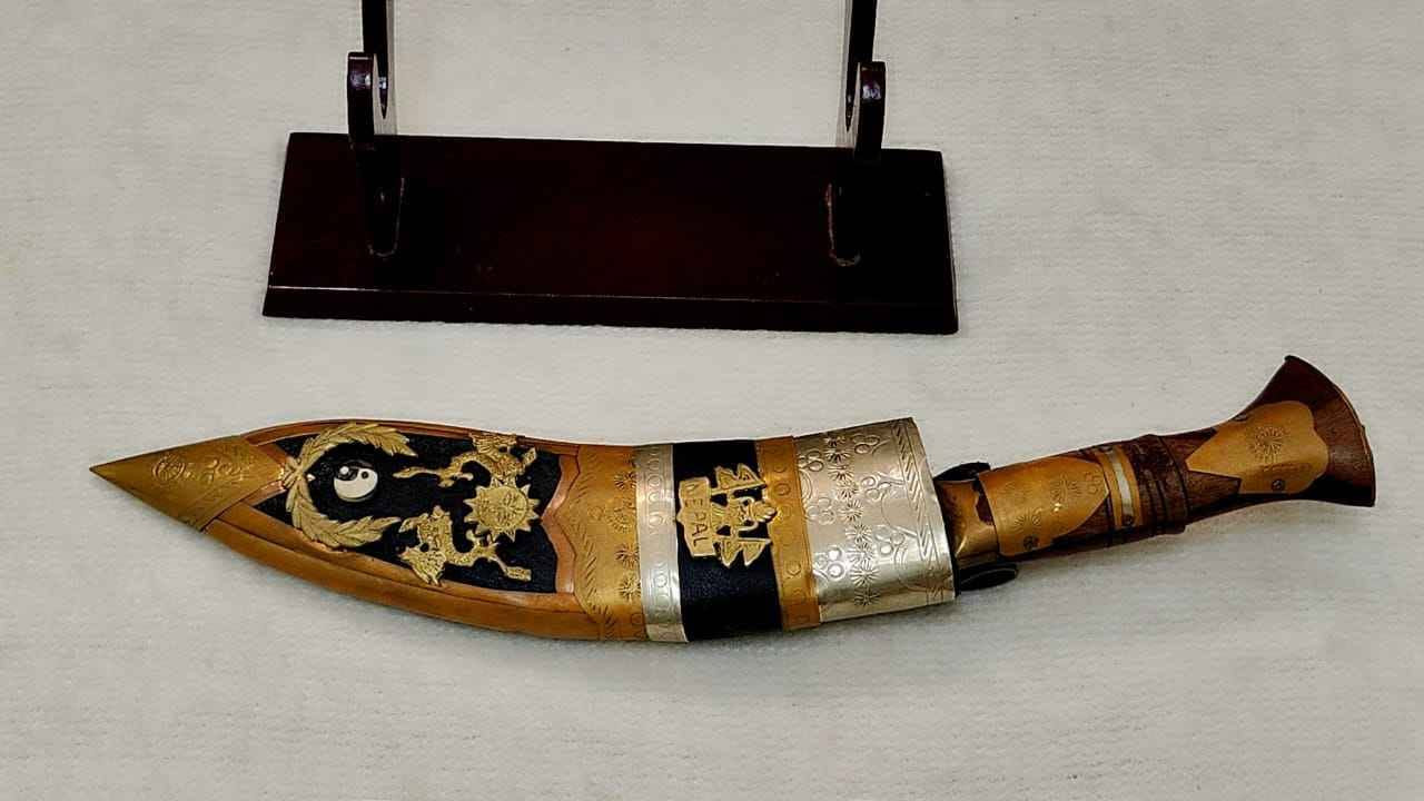 قطعة من التاريخ النيبالي العريق بين يديك ⚔️
الاولوية لاول حاجز  بند من النوادر حالة ممتازة
اقتني قطعة من التاريخ النيبالي العريق مع خنج/ر الكوكري الأصلي الذي يجمع بين هيبة المحاربين وجمال الفن اليدوي في تصميم استثنائي يبلغ طوله 39 سم وعرضه 8 سم، يأتيكم بنصل فولاذي منحني ومحفور يدوياً بعناية فائقة يزداد فخامة بغمد جلدي أسود مزين بنقوش نحاسية بارزة تجسد التراث النيبالي الأصيل كالتنين والشمس ورمز اليين واليانغ مما يجعله ليس مجرد سلا/ح تقليدي بل تحفة فنية نادرة تتوسط حاملها الخشبي لتضيف لمسة من الفخامة المطلقة لأي مساحة عرض في منزلك أو مكتبك مدينة شبين الكوم, المنوفية


**إذا كنت صاحب هذا الإعلان وتريد حذفه لأي سبب، رجاءا أرسل رسالة إلى الدعم الفني**