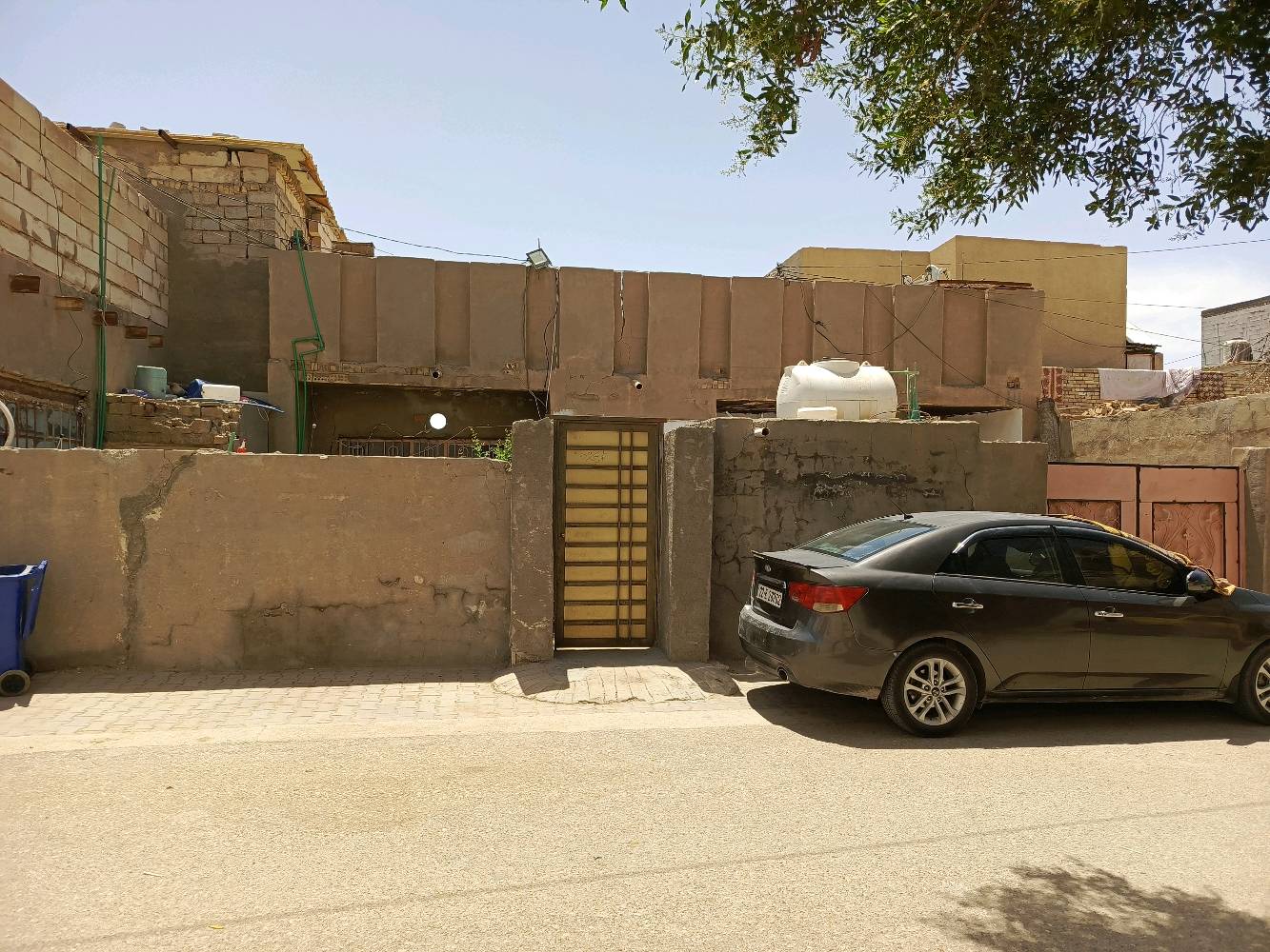 عقار سكني في كربلاء المقدسة حي العامل المنطقه الاخيره  يبعد عن مول الباقر 500م
الدار ركن المساحه 341 واجه 16ونص ونزال 21م 
يحتوي على 2مشتملات جانبيه 50م كما يحتوي على بوابه دخول سيارات وباب صغيره وحديقه +2غرف نوم واستقبال وهول وصاله كبيره ومطبخ حار وبارد حمامات دخلي وخارجي 
العقار ((طابو صرف)) بأسمي مباشر نوع البناء قديم يباع قطعه ارض 
السعر 230مليون 
للتواصل ***********
