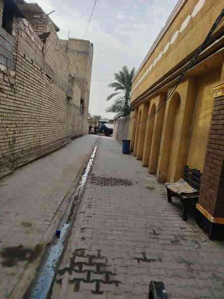 السلام عليكم لبيع بيت مساحته 300طابق واحد
طابو زراعي سند 25 يحتوي بيت علئ 3غرف نوم
استقبال طول 10متر عرض ٥ متر
مطبخ كبير   3حمامت
العنوان بيت الغربي شارع العماره الصفر
السعر خاص 
رقم الهاتف ***********
***********
مستعجل على بعتها
