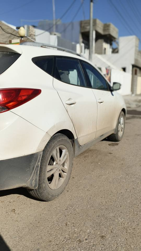 هۆندا تۆکسۆن ٢٠١٢ شاشە ئایپاد و کامیرە گێڕ ئۆتۆماتیک و گێڕ عادی دودەرگاکەی لای سەکن لەبەر شوخوت بەخ کراوە یەعنی سبوغە سۆنەرەکەیم داناوە بۆ زانیاری زیاتر پەیوەندی بەم ژمارانەوە بکە***********یان***********شوێن چەمچەماڵ
