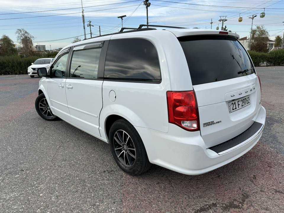 دوج
دوج كرفان2017
فول فول مواصفات واحد علا واحد
سياره جديد جديد فحس هزه سنويه كل جديد
كير محرك كل مكفول 
سياره بدون صبوخ بدون حالوب بدون شخت
سياره مال بيت سعر(178) بي مجال  
مكان اربيل ***********
