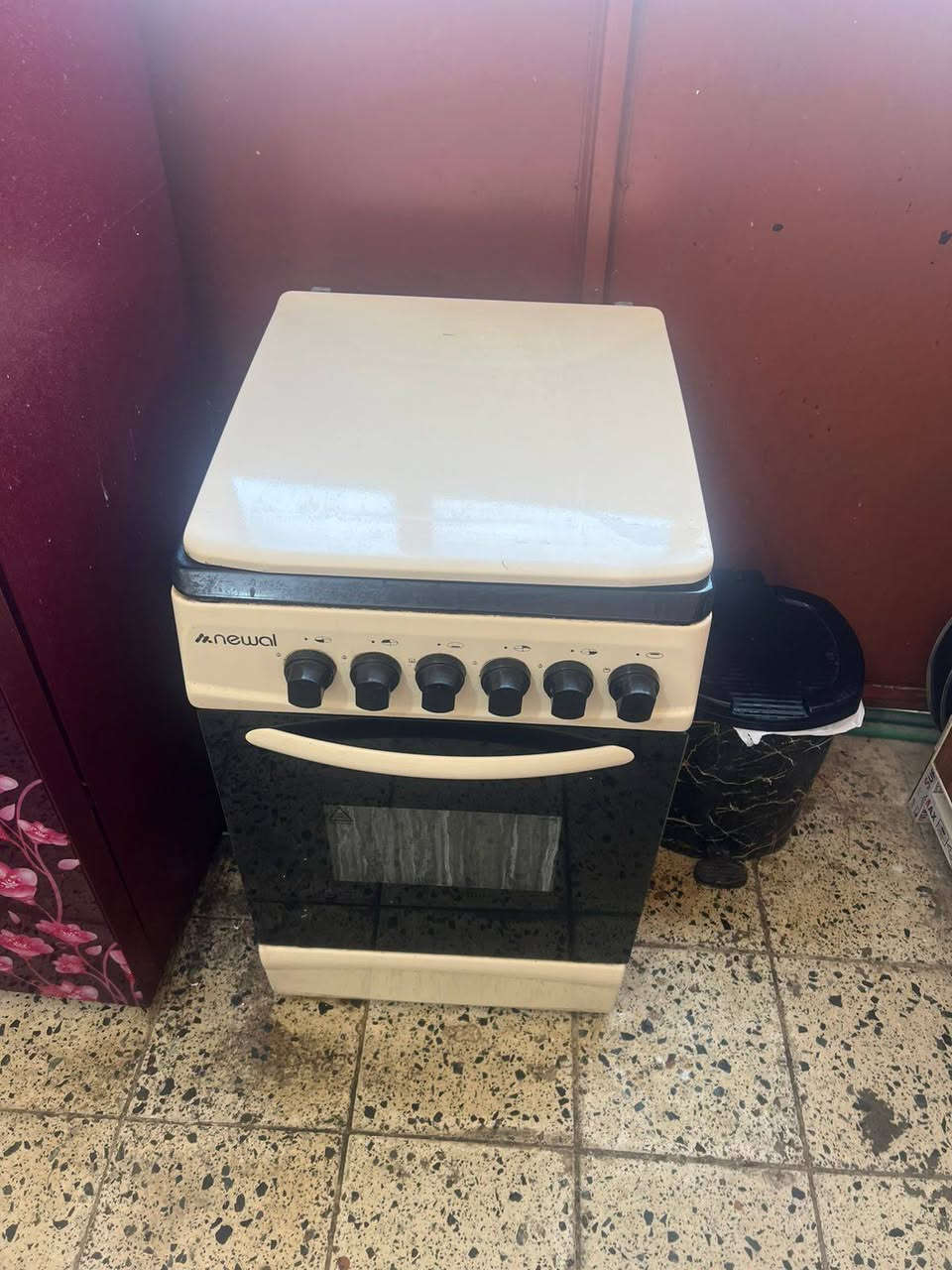 سلام عليكم طباخ للبيع السعر 100 مع مجال بسيط ***********
