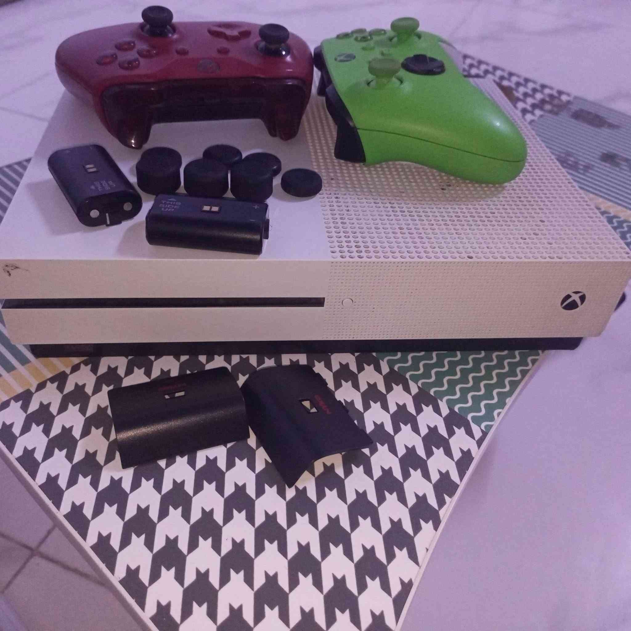 Xbox one s
كامل ملحقات ويا 2جوستك وگيم باس سنه (حساب مشترك)
مساحه 500گ 
نظيف ما مفتوح بالشرط 
اليد الاخضر مال سيريس اصلي 
مكان كركوك دوميز 
السعر 170 بي مجال 
خاص موجود✅


**إذا كنت صاحب هذا الإعلان وتريد حذفه لأي سبب، رجاءا أرسل رسالة إلى الدعم الفني**