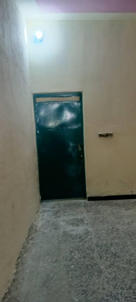 بيت البيع مساحة 100متر بي  غرفة صالة وستقبال تواليت خارجي بيت صب مسلح بيت بي ورقة طابو زراعي سند ٢٥ سعر 28قفل علا شارع عريض مكان سبع قصو شارع ابو علي  يم حسبنية هاشم رقم *********** بغداد, العراق
