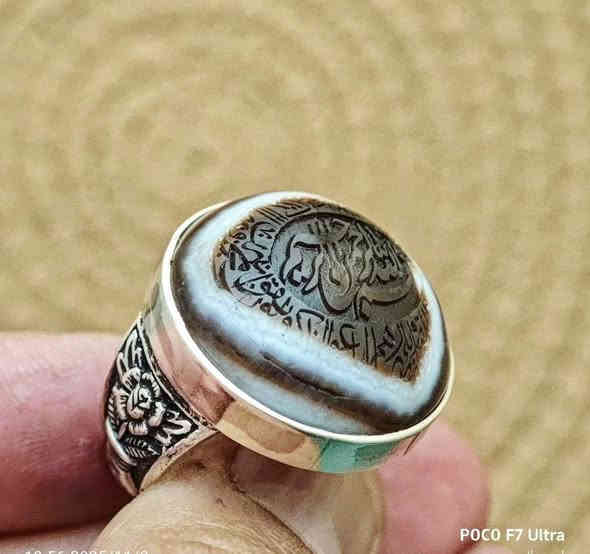 جمعة مباركة ..
جزع بقريطبيعي اصيل طبقات..

نقش في الوسط 
(بسم الله الرحمن الرحيم)

والداير ..
) ﴿وَإِن يَكَادُ الَّذِينَ كَفَرُوا لَيُزْلِقُونَكَ بِأَبْصَارِهِمْ لَمَّا سَمِعُوا الذِّكْرَ وَيَقُولُونَ إِنَّهُ لَمَجْنُونٌ﴾ )

بصياغة يدوية اصيلة عيار 925 

اكثر عن السعر راسلني عل الخاص لطفا 

أو الاتصال ***********

موجود واتساب عل هذا الرابط 

‏مراسلة احمد الربيعي الصائغ كهف الاحجار عبر واتساب. https://wa.me/message/OEI26QOEYZ7TO1
