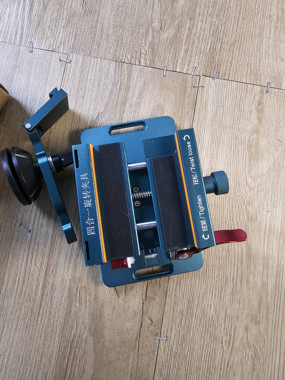 عندي قطعة تثبيت معدنية متعددة الاستخدامات مفيدة لأعمال الورشة أو المشاريع اليدوية. التصميم متين وسهل الاستخدام لتسهيل التثبيت بأمان. إذا كان عندك استفسار أو تحتاج معلومات إضافية، تواصل وياي!