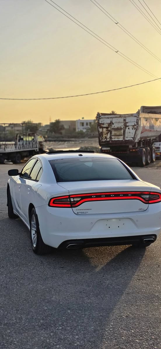 سلام عليكم
دوج جارجر 2016 فول سيارة 1/1 رقم بغداد انكليزي 

شاشه جبيرة فحته تشغيل عن بعد حساسات 

حادثة جاملغ وبنيد 

مكان سيارة سماوة مركز المدينة 

السعر ١٦٥ وبيه مجال 

***********
