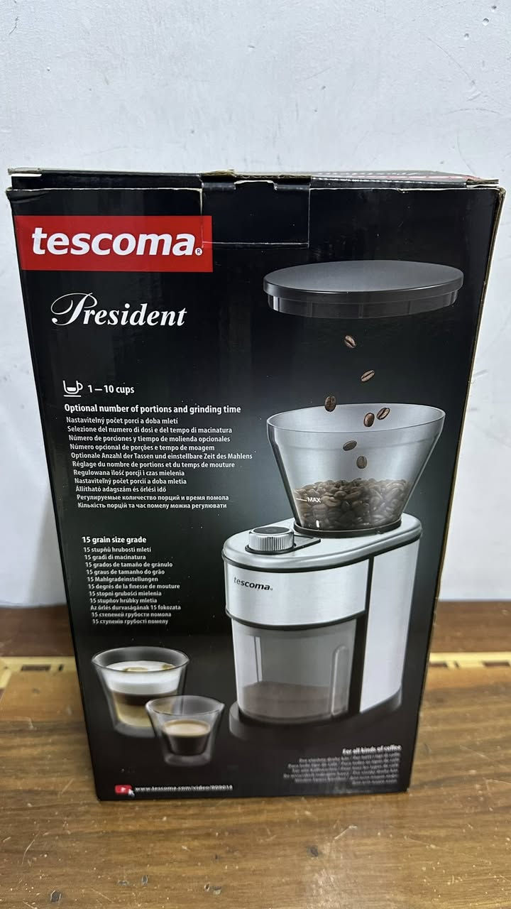 مطحنة قهوة كهربائية براند ايطالي من ماركة Tescoma، مزودة بآلية طحن معدنية مخروطية عالية الكفاءة مع إمكانية ضبط درجة الطحن وعدد الجرعات حسب نوع القهوة.
مصممة لطحن حبوب القهوة بسرعة وسهولة، مع إمكانية ضبط درجة الطحن حسب الرغبة. تناسب مختلف طرق تحضير القهوة مثل القهوة الشرقية باستخدام الجازوة، القهوة الإسبريسو، الموكّا، القهوة الأمريكية، والقهوة المحضرة في الإبريق.
تحتوي على ميكانيكية طحن مخروطية معدنية عالية الكفاءة تحفظ نكهة الحبوب وتعمل بلطف عليها. جسمها مصنوع من الفولاذ المقاوم للصدأ مع أجزاء بلاستيكية متينة. تعمل بالطاقة الكهربائية بجهد 230 فولت.
مواصفات المنتج:
• طريقة الطحن: ميكانيكية مخروطية معدنية
• إمكانية ضبط درجة الطحن حسب نوع القهوة
• ضبط عدد الحصص ووقت الطحن للتحكم بالدقة
• مادة الصنع: فولاذ مقاوم للصدأ وبلاستيك مقاوم
• مصدر الطاقة: كهربائي بجهد 230 فولت
السعر 125 الف 
للاستفسار واتساب ***********
