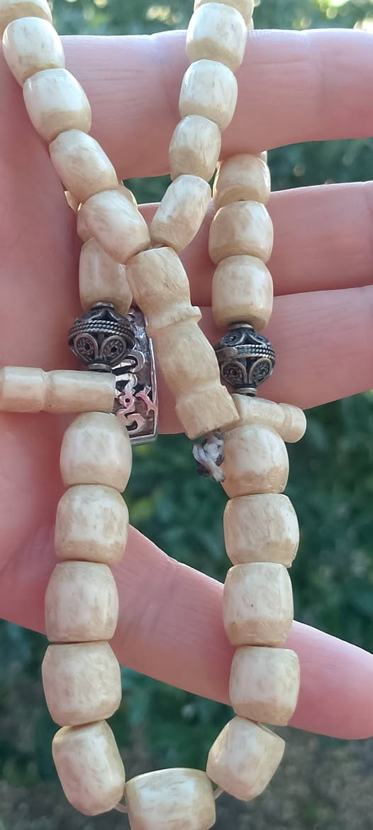 سلام عليكم ورحمه الله وبركاته 💚💚
 ماحبيت غير بالقطعة شي ولاضيف عليا لانو جمالها بقدمها
مسبحة عضم انتيك شغل يدوي بخيطها الاساسي مع فواصل فضة انتيك 💚💚


**إذا كنت صاحب هذا الإعلان وتريد حذفه لأي سبب، رجاءا أرسل رسالة إلى الدعم الفني**