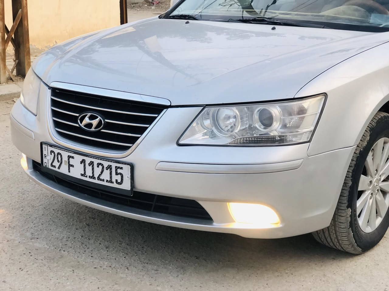 السلام عليكم للبيع سوناتا موديل 2010 خليجي كوري بيه الجاملغ الامامي فقط والباقي كفاله عامه السياره جديده بمعنى الكلمه مال جناي سياره جاهزه من كلشي حداديه وتخم تاير جديد تبريد ثلج السياره عليه ادامه كامله رقم واسط انكليزي بأسمنه تحويل مباشر مكان السياره بابل رقم الهاتف ***********/***********
