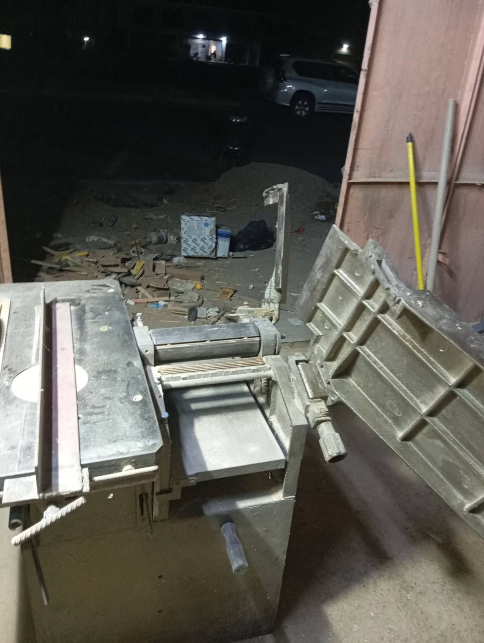 مكينة برغالي حجم كبير ثري فيز خمسه عمليات منشار رنده دبل منقار وفريز مكينه نضافته 90 بميه واحد ونص وبيه مجال مكان كربلاء طويريج للاستفسار ***********
