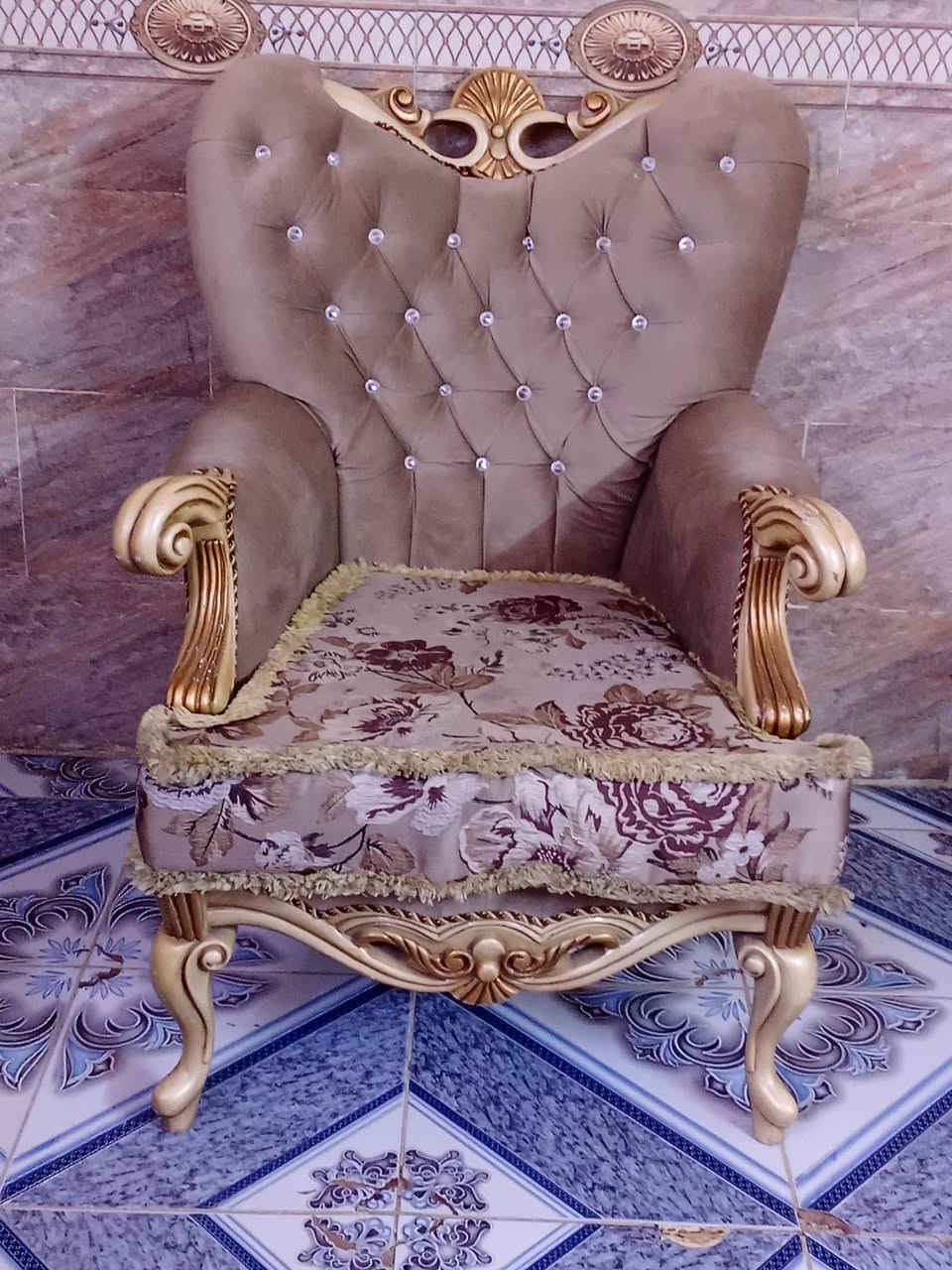 سلام عليكم ورحمة الله وبركاته تخم للبيع يحتوي على 4كراسي ام نفر وثنين ام تلث نفرات وثنين طبله مكان حي الفرات يم المولده تخم 10مقاعد سعر 400وبي مجال للطيبين تواصل عله هاذا الرقم ***********وبيك خير وتتلل
