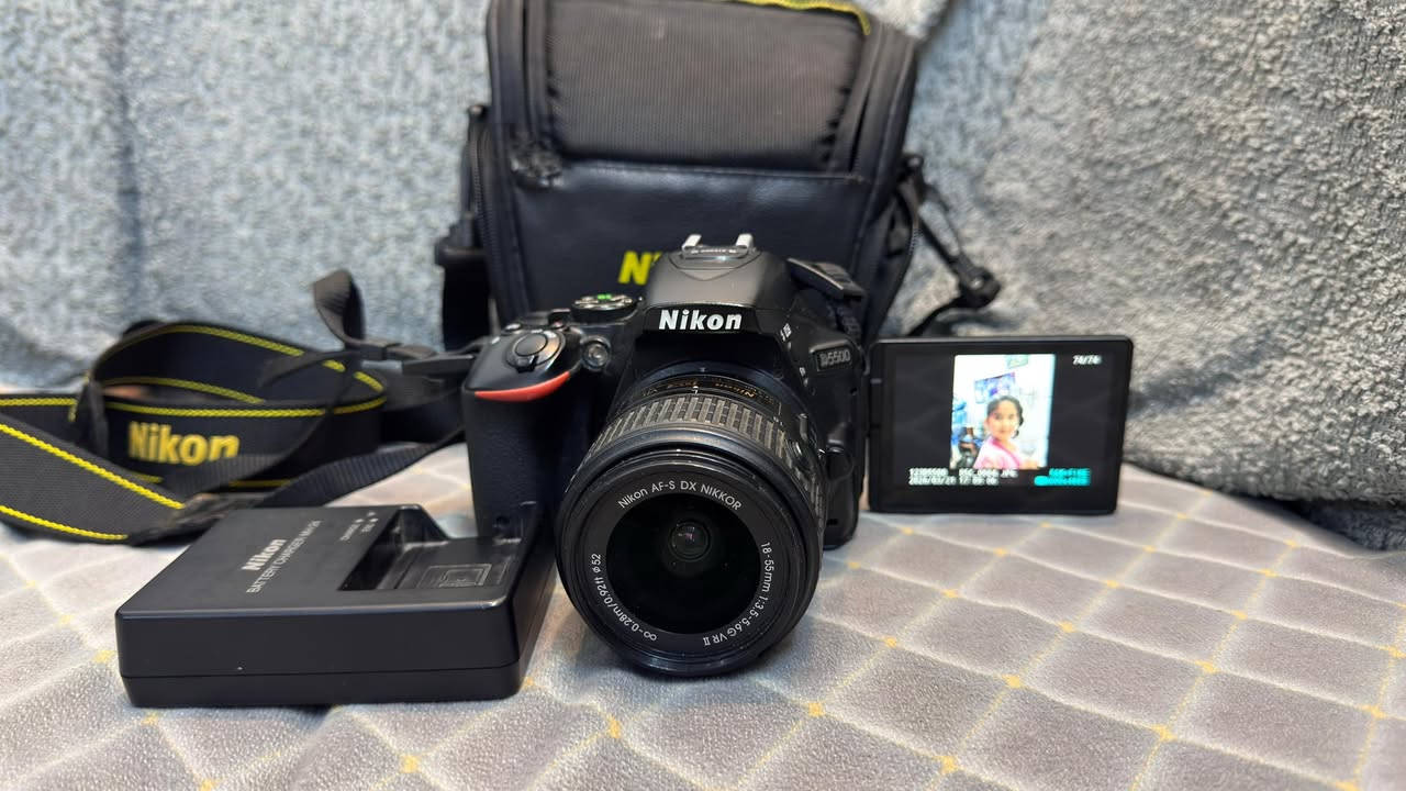 📸 للبيع: Nikon D5500 

📌 المواصفات :

• عداد الشتر: 21 ألف لقطة فقط (عمر افتراضي طويل جداً).

• الشاشة: لمس (Touch) متحركة 360 درجة (قلابة بجميع الاتجاهات).

• العدسة: الأصلية (18-55mm) مزودة بـ VR مانع اهتزاز.

• التركيز: نظام فوكس (Auto/Manual) مع قفل للعدسة.

• المميزات: دقة 24.2 ميكابكسل + نقل صور للموبايل (SnapBridge/Wi-Fi).

🎒 الملحقات:

• شاحنة + بطارية أصلية.

• رام ذاكرة تخزين٣٢

السعر ٤٥٠ الف


**إذا كنت صاحب هذا الإعلان وتريد حذفه لأي سبب، رجاءا أرسل رسالة إلى الدعم الفني**