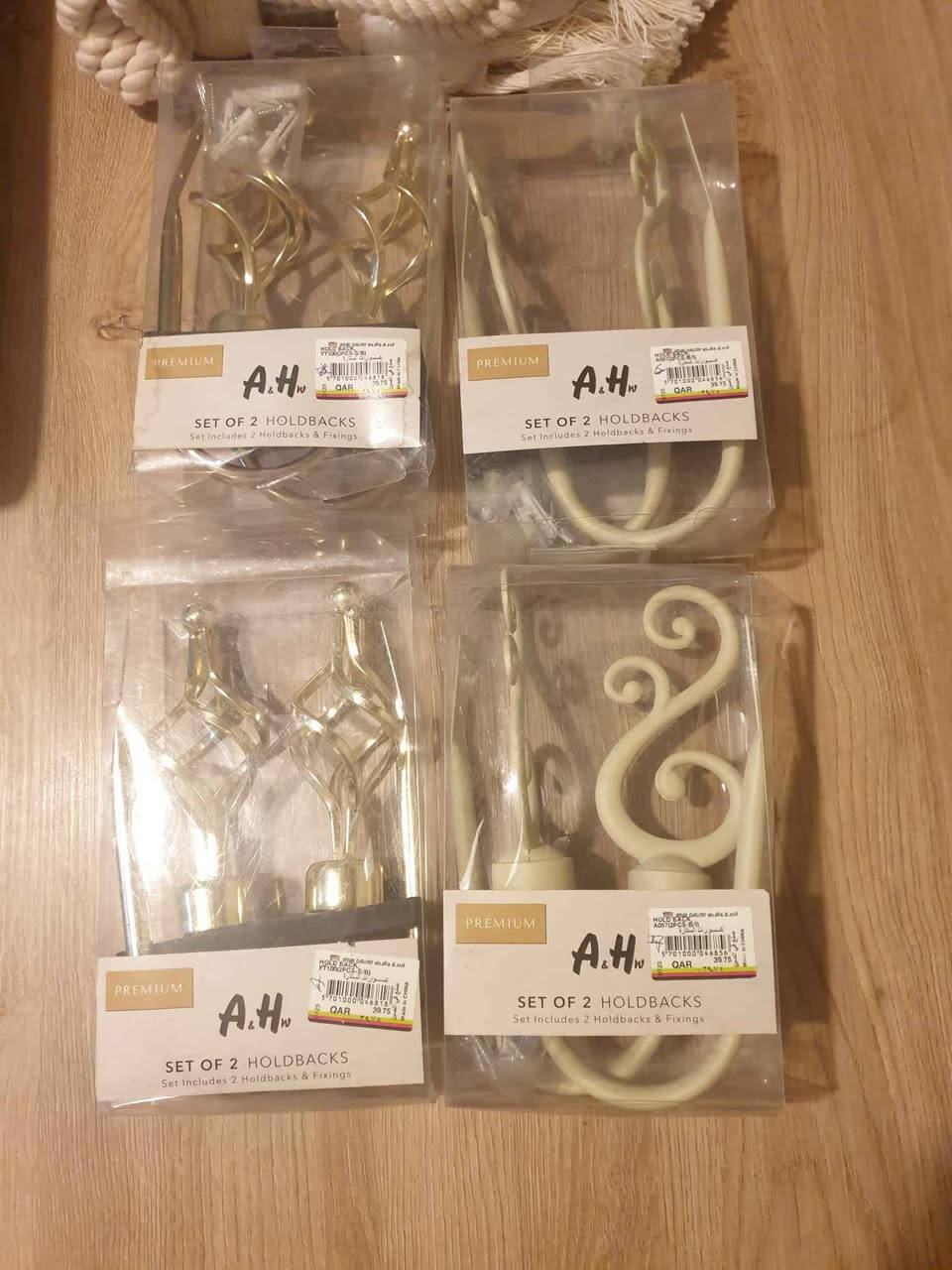 Curtain rod with unused curtain cords (4 units, white and gold) and 4 cords (2 white and 2 gold).
قضيب ستارة مع حبال ستارة غير مستخدمة (4 وحدات، أبيض وذهبي) و4 حبال (2 أبيض و2 ذهبي).


**إذا كنت صاحب هذا الإعلان وتريد حذفه لأي سبب، رجاءا أرسل رسالة إلى الدعم الفني**