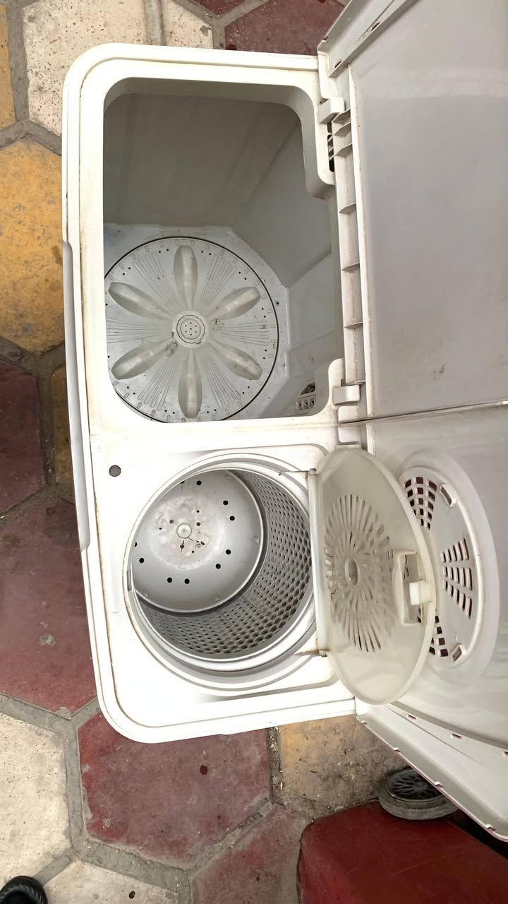 من رخصة الادمن غساله مستعمله ونظيفه سعر ب١٠٠ وبيها مجال
***********
