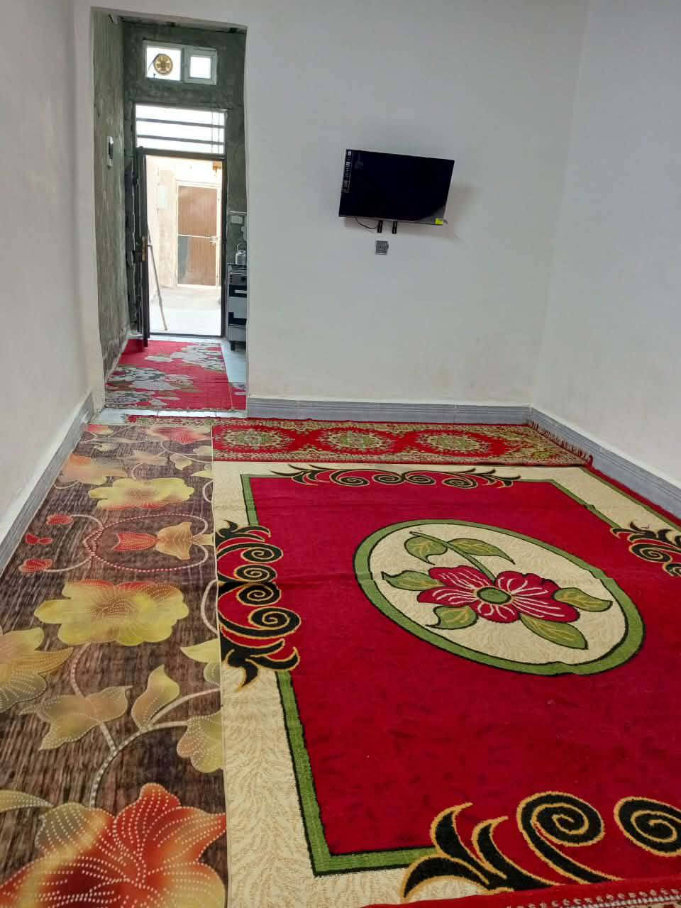 السلام عليكم بيت للبيع المساحه 100 متر الزراعي النجف شارع كربلاء عمود 134 طريق يا علي بيت نظيف ارضيه بورسلين مشمول بالقرار 320 نقص بس الاستقبال ما مبين والصور موجوده ومصورين البيت مقطع السعر ب 17 وبي مجال قليل  رقم الهاتف ***********
