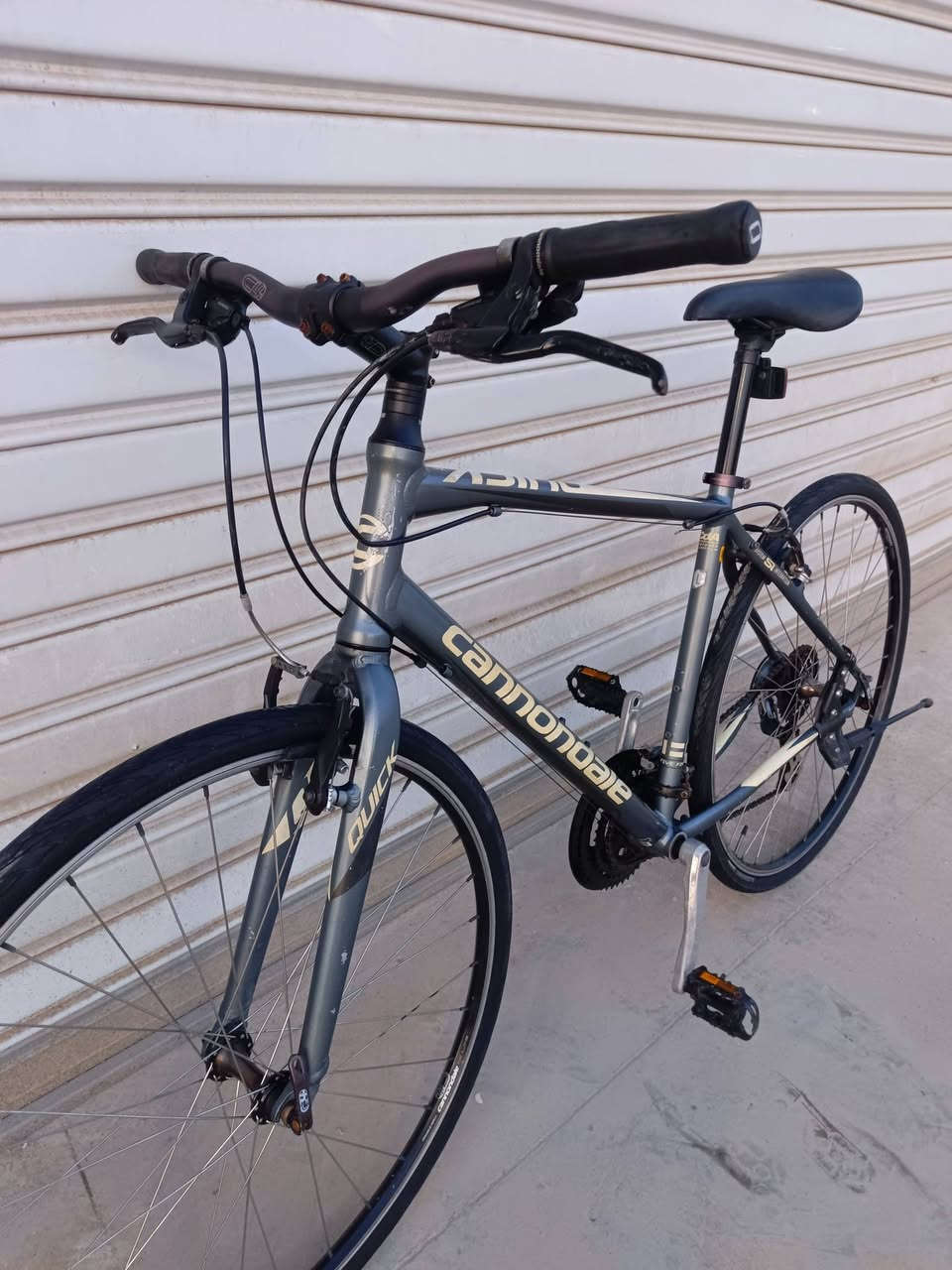 السلام عليكم اخواني دراجه ماركه cannondale حجم 28 الفريم L معدن المنيوم سستم شيمانو التوس 3/8 نضافه 100/90 كلها بلادي رقبه ستيرن وياله تايرات كانوندول سعرها 260 بيها مجال للاستفسار *********** واتس اب عنوان موصل كوكجلي يوجد توصيل
