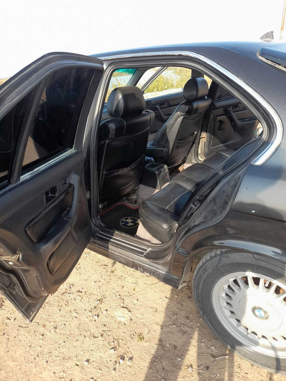 السلام عليكم السياره معروضه للبيع او مراوس بسياره اقتصاديه 
ملاحضه السياره بيها ضربه بل جاملغ الايمن الي تعجبه تتقيم السياره بلي يرضي الله وبالعافيه عل ياخذها رقمي ***********
