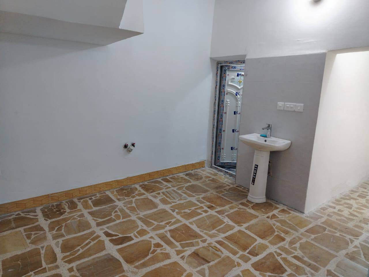 بيت نظيف للايجار مساحة 200م  في الدورة شارع 60 المربع الاول قريب على كافه الخدمات و قريب على شارع 60 كراج كبير يكفي سيارتين وحديقه و خدمات خارجية للضيوف مدخلين على المطبخ وعلى الاستقبال وغرفة نوم كبيرة ومنور و خدمات وحولي صغير و استقبال كبير جداً 
الطابق الثاني غرفتين نوم و خدمات وسخان وماطور ماء 
وخزان ماء عدد 2 وسطحين 
السعر 750 ألف قفل 
*********** واتساب
