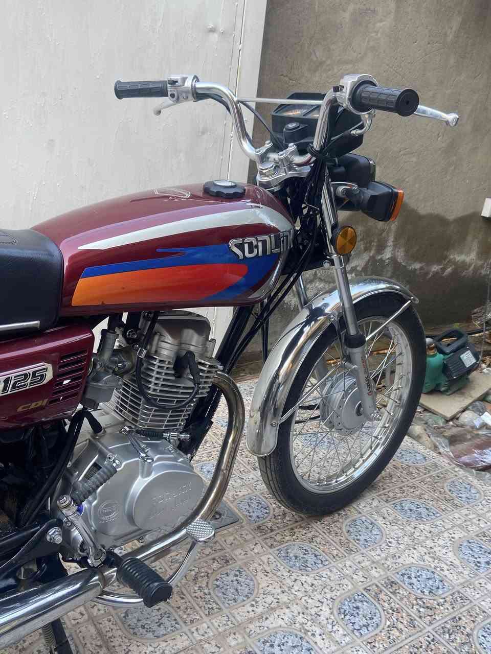 السلام عليكم للبيع دراجه سونك 2025 مكفوله من كلشي اوراق كامله دراجه زيرو صار اقل الشهر من طلعت من الوكيل مكينتهه جديده شلعه معدل فول مابيهه اي نقص سويجات 2 بلاديات دراجه تخبل تجي وتشوفهه والسعر640 وبيهه مجال مكاني ديالى الخالص هبهب ***********
