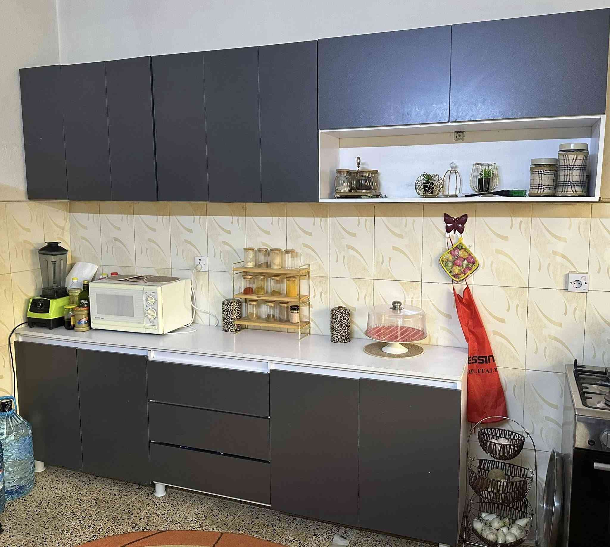 غراض مستعمل للبيع *********** واتساب هم موجود
ميز تلفزيون              40,000
كاونتر مع السينك            550,000 
مبردة الوني            150,000 
غسالة             170,000 
مجمدة شغال100%            250,000
