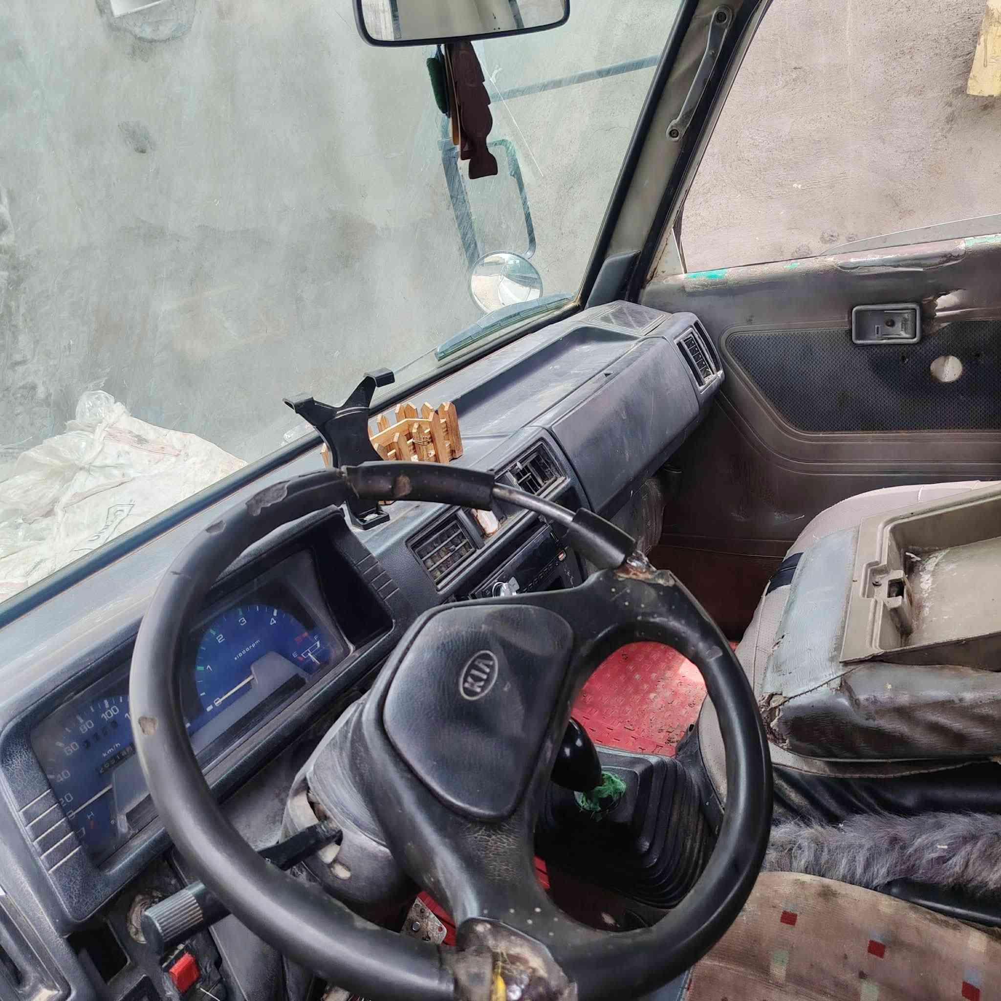 سلام وعليكم كيه بنكو 96سبعه جنكال قمارة وربع رقم بغداد نكليزي مكينه وبم ونوزل مجفت جديد تايرات جدد شاصي رقم شاصي مكفول السعر ٤٣ وبيها مجال ***********‬‏مكفول
