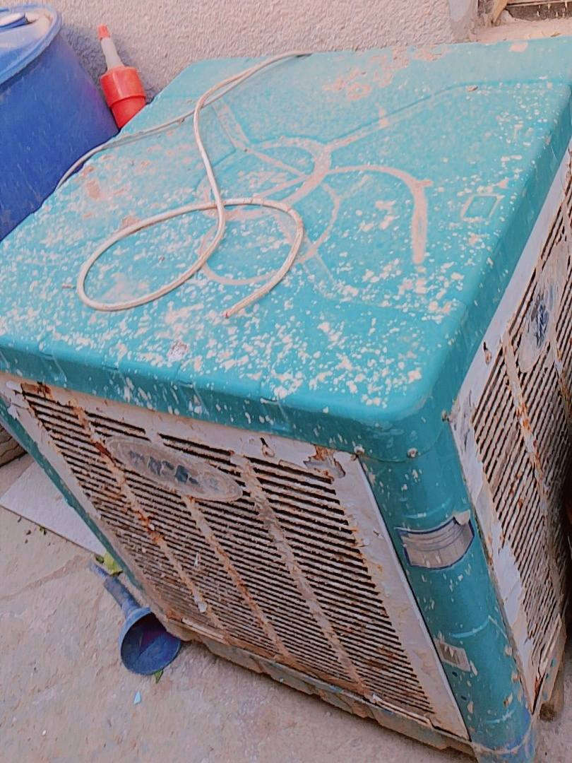 السَلٱمٌ عـَلـْيگمّ غراض للبيع بسعر جدا مناسب ✅

💠 معرض عرض مترتين ونص ارتفاع مترتين خانتين ارضي وملحق
2- مبرده نضيفه وشغاله 
3- مكتبه كما في صور ادنى نضيفه 
4- مسطبه طولها 3 امتار عرض متر تفيد للمحلات او لبيت مخزن
5- سنـك عرض متر ونص ارتفاع متر و10 نضيف
العنوان بغداد ✅ الراشدية خلف بوابه بغداد قرب مطعم ضفاف دجله

للتواصل خاص او الاتصال ***********
