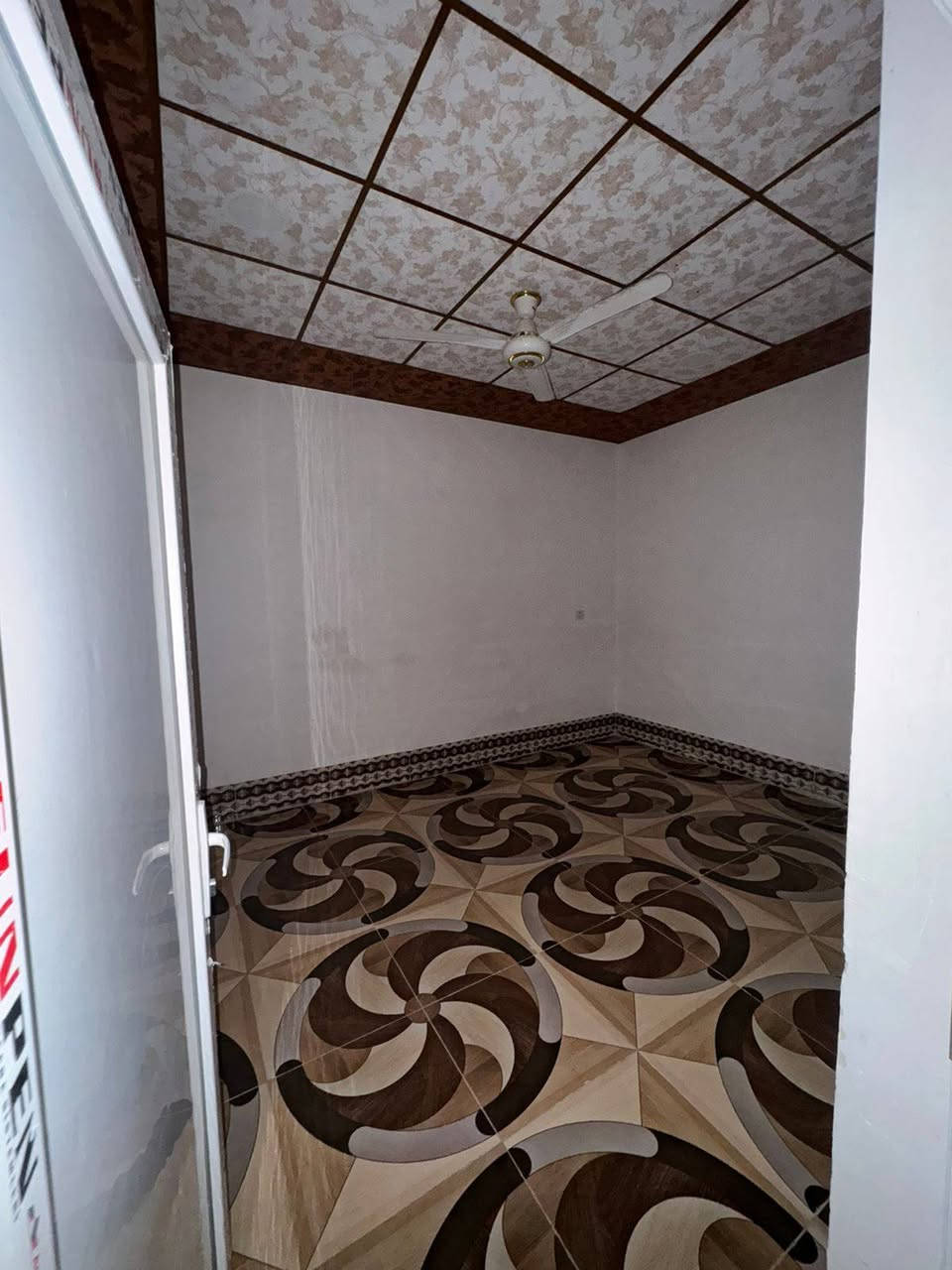 دار للايجار طابق ثاني معزول فقط الطابق الثاني
العنوان : تكريت القادسية 
قطعة 500 مقابل مدرسة تكريت الاهلية 
يحتوي على استقبال و 2غرف نوم 
  ومطبخ وصحيات بناء نضيف جداً 
ايجار الدار الطابق الثاني فقط  《300ألف》
للاستفسار الاتصال على الارقام التالية
***********
***********
مكتب دجلة للعقار ....
